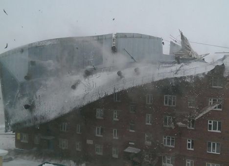 В Сети появилось шокирующее видео, как в РФ ветер сорвал крышу с многоэтажки