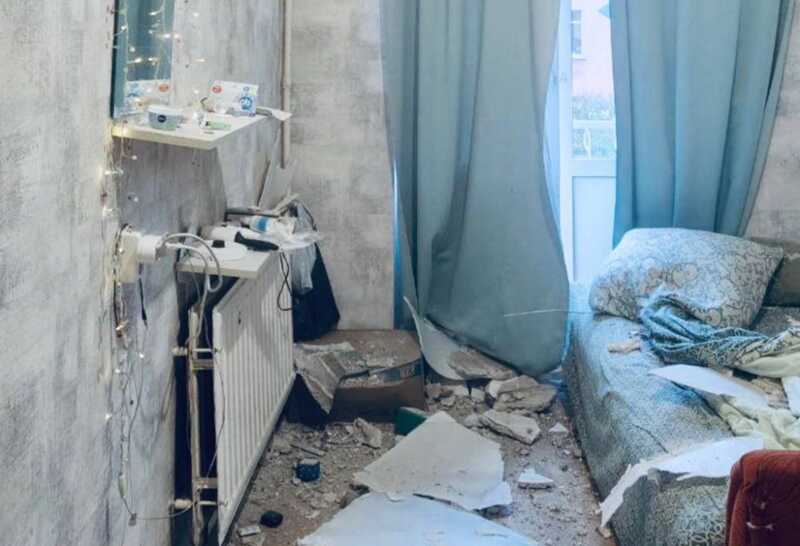 В жилом помещении на юго-западе Петербурга произошло обрушение потолка