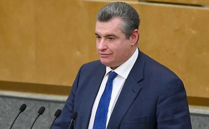 В соцсетях появилось видео со спящим Леонидом Слуцким на ПМЭФ