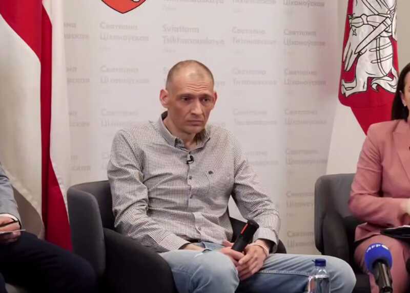 Тихановский не смог сдержать слез во время брифинга, вспоминая своих детей