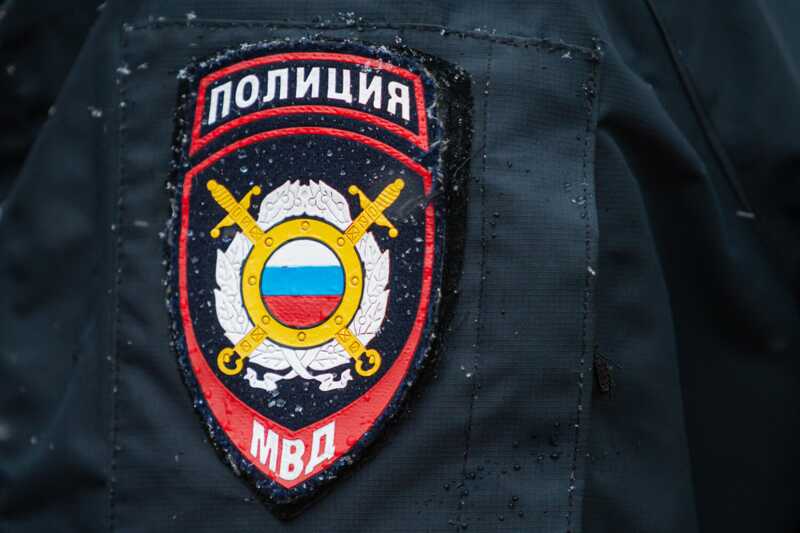 В Югре мужчина, притворяясь полицейским, обманул женщину на полмиллиона рублей