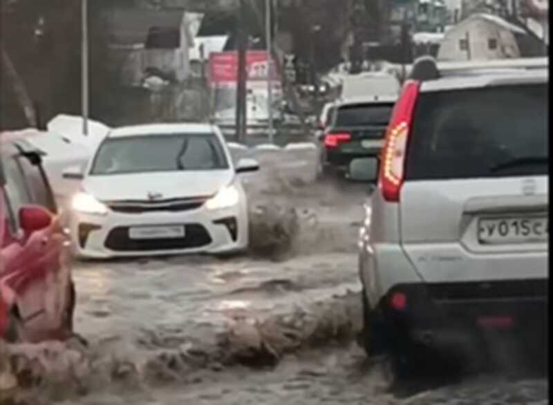 В Ленинградской области машины выплывали с парковки