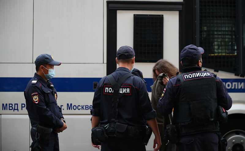 ФСБ подозревает сотрудников полиции в передаче данных МВД изданию «Базы»