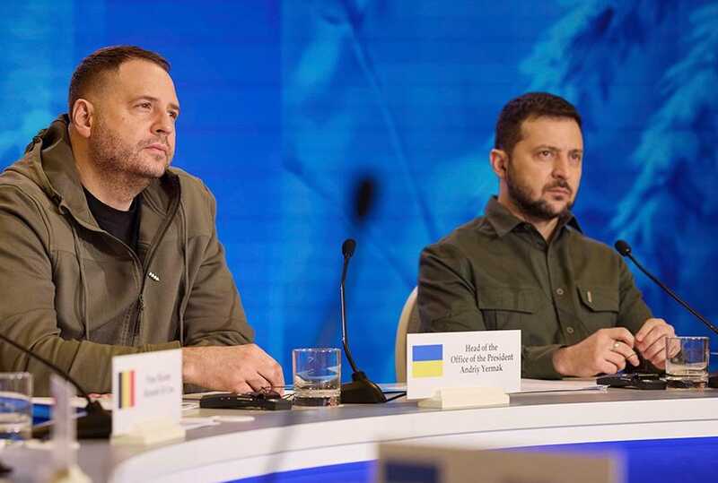 Зеленский и Ермак хранят оружие рядом с собой на случай атаки, - Financial Times