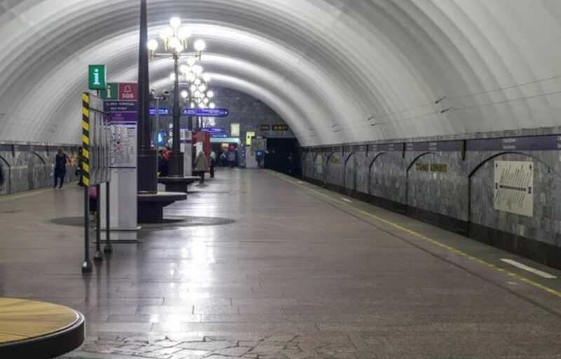 Петербуржцам отказали в проходе в метро из-за разряженной электронной техники