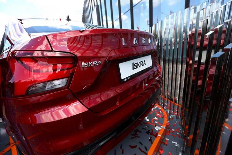 АвтоВАЗ не справляется с производством: новая Lada Iskra задерживается на несколько месяцев