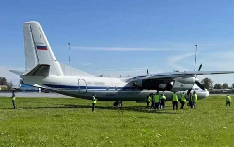 Самолет Ан-24 выехал за пределы полосы в Тюмени