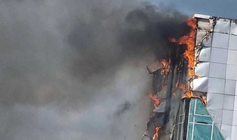 В Кемерово начался масштабный пожар в ТЦ "Лапландия"