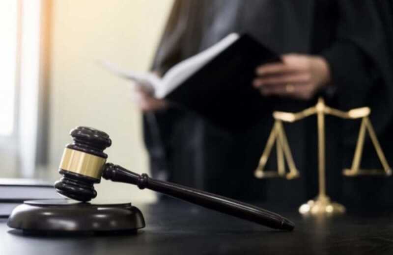 В России суд запретил мем из «Большого куша» с уничижительным комментарием о цыганах