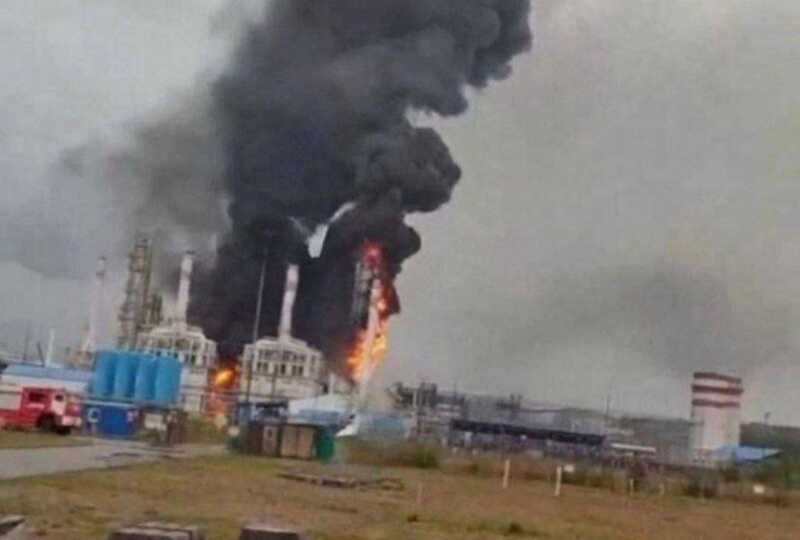В Ленинградской области дроны нанесли удар по порту Усть-Луга, что привело к возгоранию на терминале