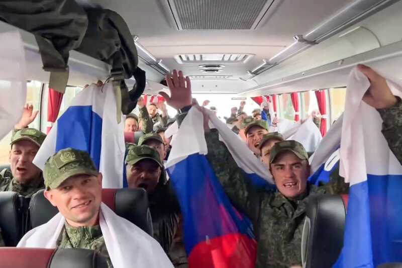 Самолет с 146 российскими военными, возвращенными в результате обмена, совершил посадку в Подмосковье