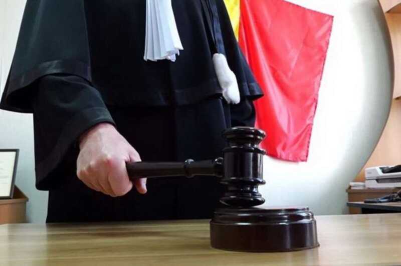 Мужчина в зале суда Молдовы набросился на судью с газовым ключом