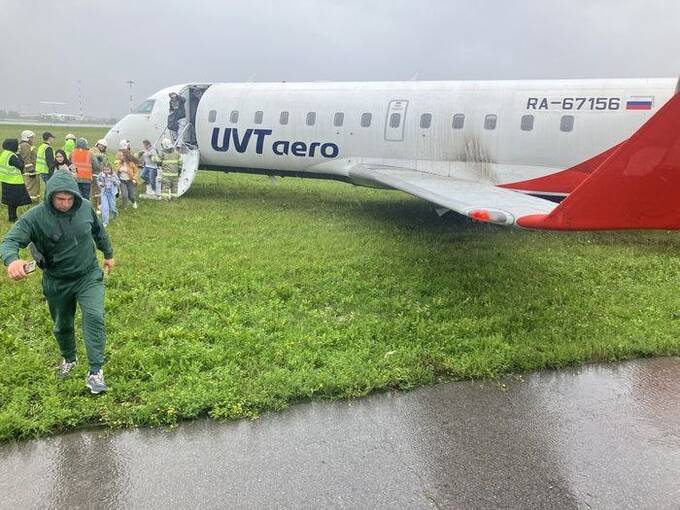 В Екатеринбурге самолет потерял управление при посадке qtriqtuidrhidqhkmp