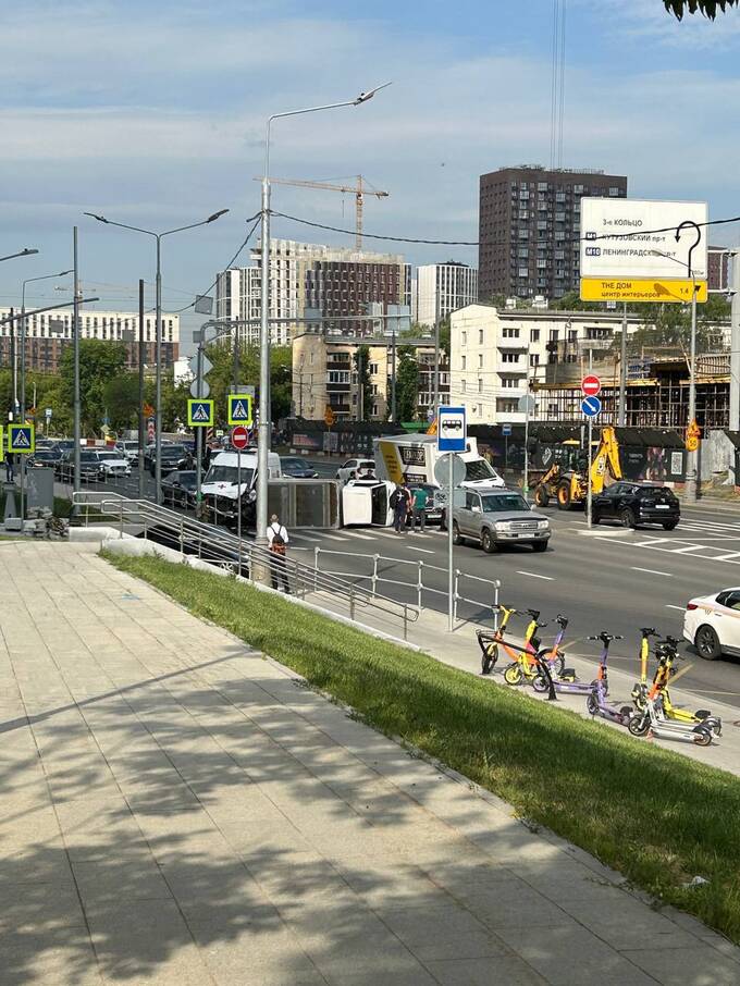 В центре Москвы перевернулась машина скорой помощи qzeiqruiquridzkkmp