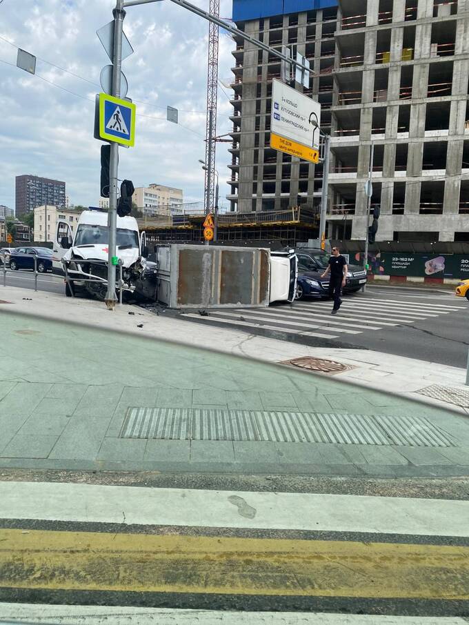 В центре Москвы перевернулась машина скорой помощи