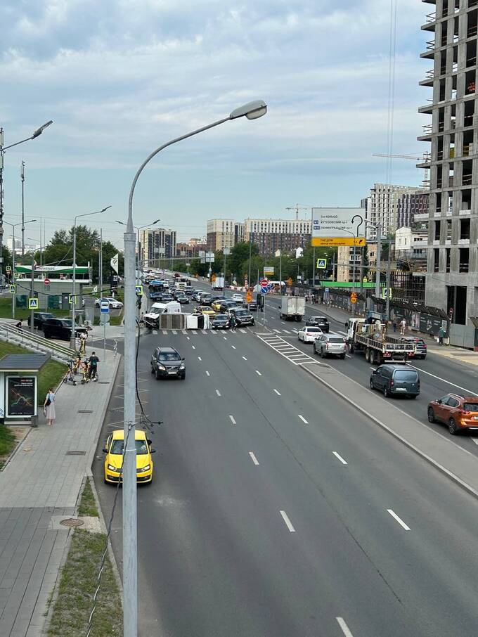В центре Москвы перевернулась машина скорой помощи