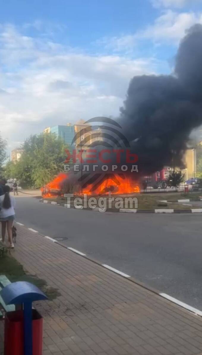 В Белгороде загорелся автомобиль после прилета