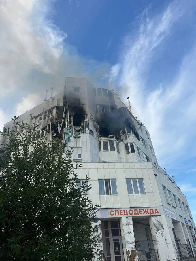 Дроны атаковали многоэтажку в Шебекино: начался пожар htidehidzhihhkmp