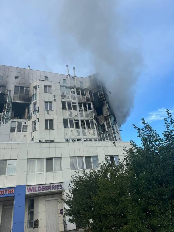 Дроны атаковали многоэтажку в Шебекино: начался пожар