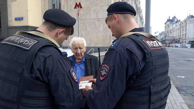 Пассажиры автобуса избили пенсионера в Москве за фразу о ЧВК «Вагнер» qqhiqekiruirdkmp