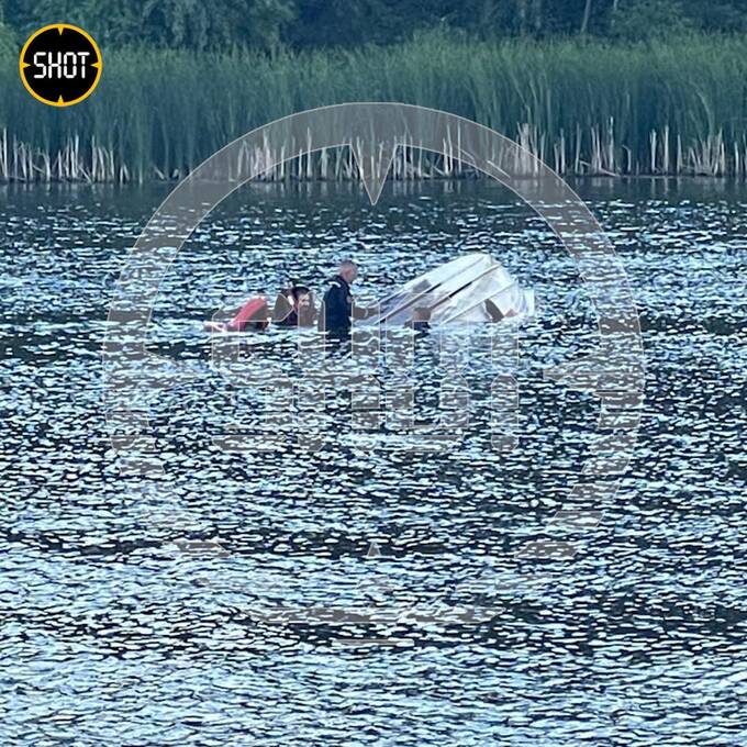 На Москве-реке четверо спасателей упали в воду после столкновения катера с бревном qkkiddiqkriddekmp