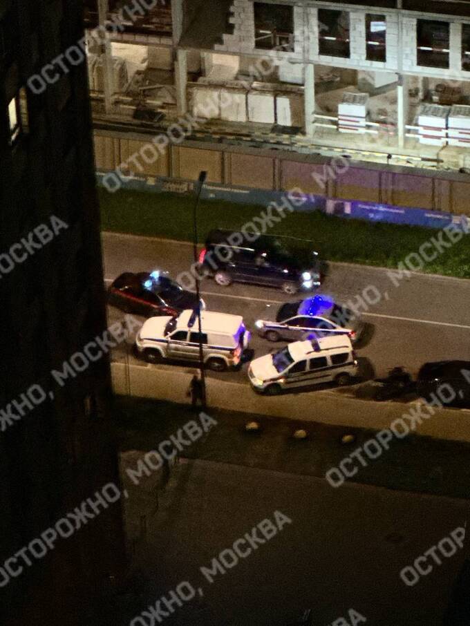 В Москве полиция разбирается с вооруженными людьми на крыше многоэтажки