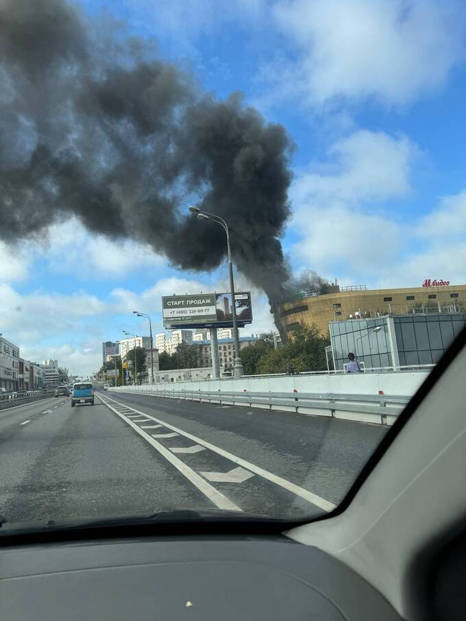 В Москве пожар охватил 4 этажа ТЦ РИО ueiqhriqttiuzkmp