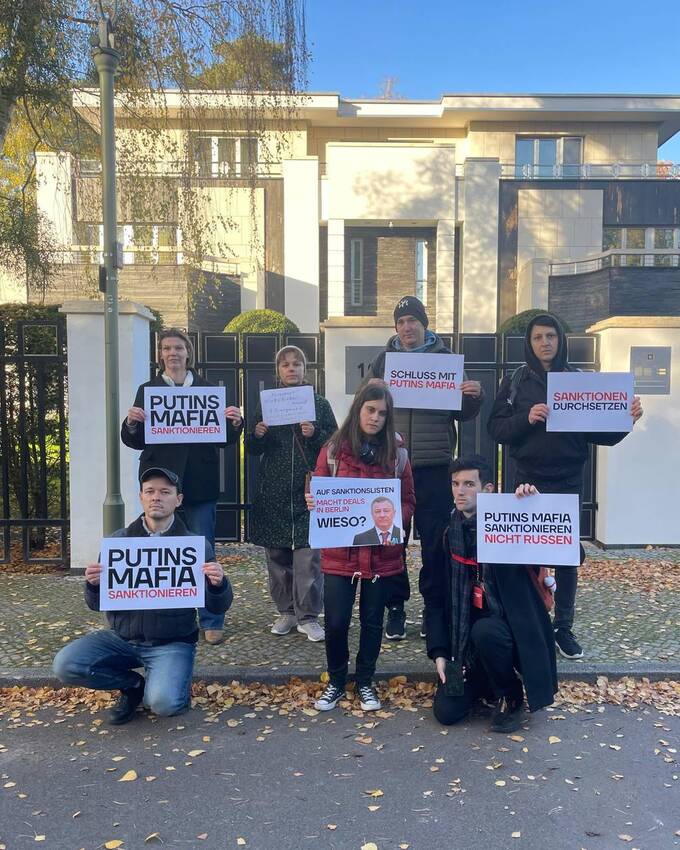 В Берлине прошел пикет у виллы Аркадия Ротенберга qheihqiqzixhkmp
