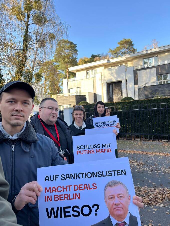 В Берлине прошел пикет у виллы Аркадия Ротенберга