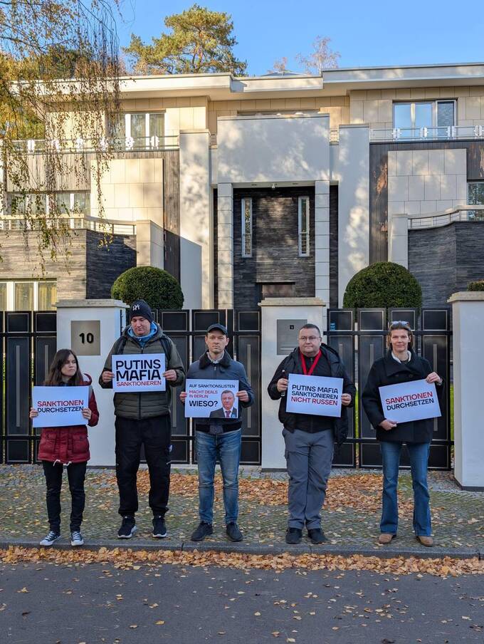 В Берлине прошел пикет у виллы Аркадия Ротенберга
