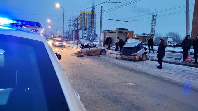 Легковушка влетела в столб в Новосибирске: есть погибшие