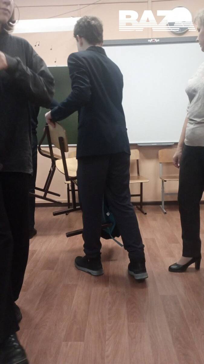 В Новосибирске ученики забаррикадировали двери школы после угрозы нападения