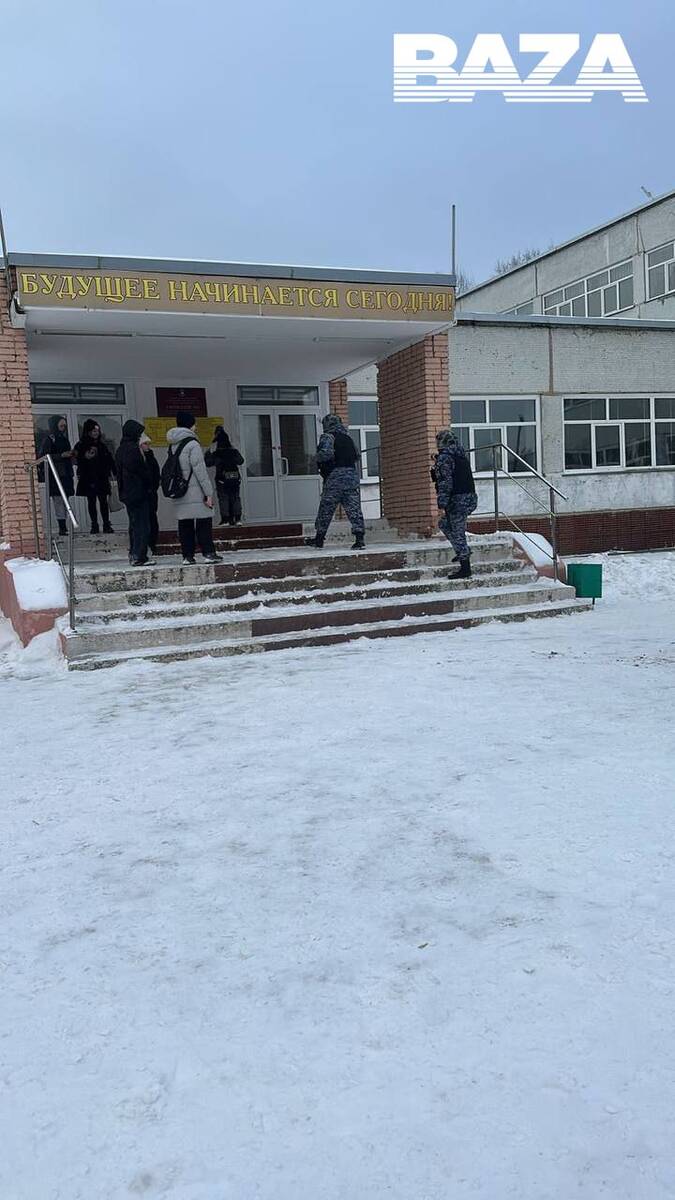 В Новосибирске ученики забаррикадировали двери школы после угрозы нападения
