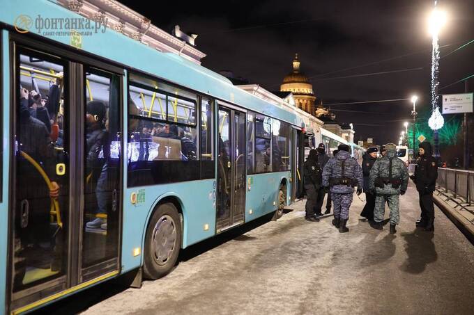 В Петербурге силовики устроили массовую проверку мигрантов