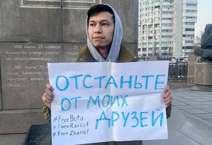 В Казахстане провели обыски у блогера, публикующего сатирические новости