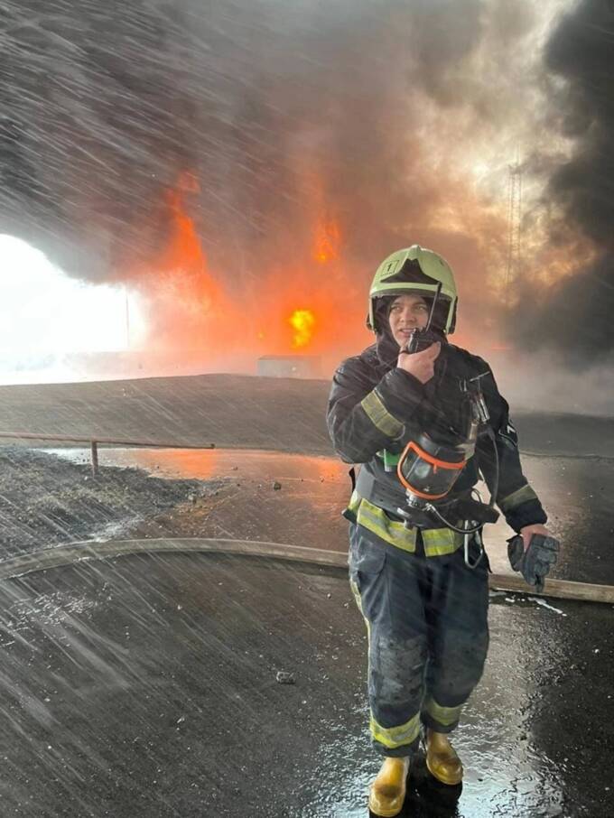 В Сети появилось фото пожарного, погибшего во время взрыва на нефтебазе в Энгельсе dddiqzxiquhietkmp