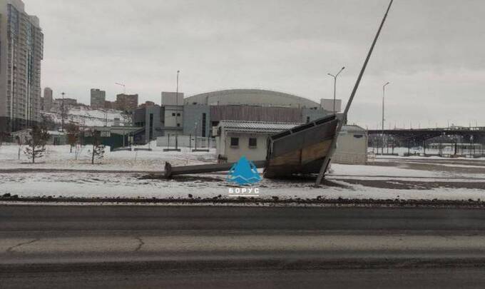 В Красноярске ветром снесло ещё один рекламный щит: жители возмущены бездействием властей kuiquuiqzzirtkmp