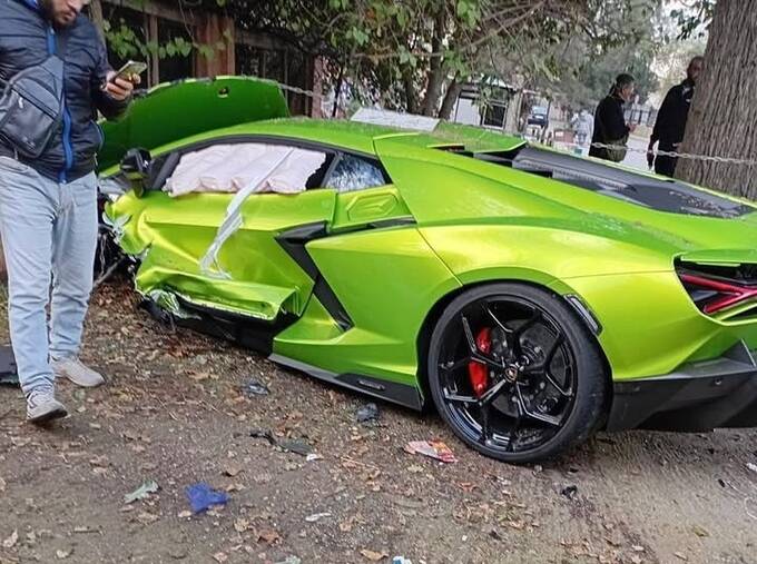В Ливане разбили новейший Lamborghini Revuelto: работник автосалона не справился с управлением