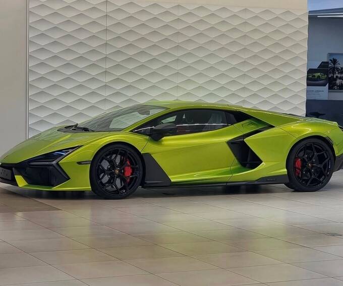 В Ливане разбили новейший Lamborghini Revuelto: работник автосалона не справился с управлением