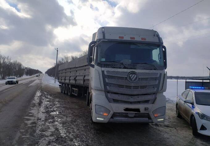 В Воронежской области льдина с фуры едва не убила женщину в автомобиле qqeiqxqihriqkmp