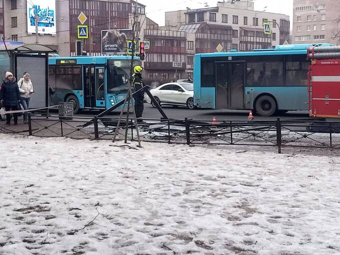 Автобус врезался в остановку в Санкт-Петербурге: есть погибшие