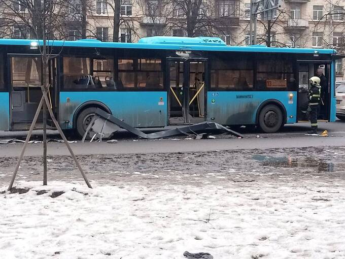Автобус врезался в остановку в Санкт-Петербурге: есть погибшие