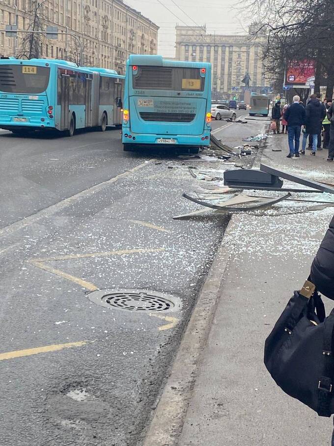 Автобус врезался в остановку в Санкт-Петербурге: есть погибшие