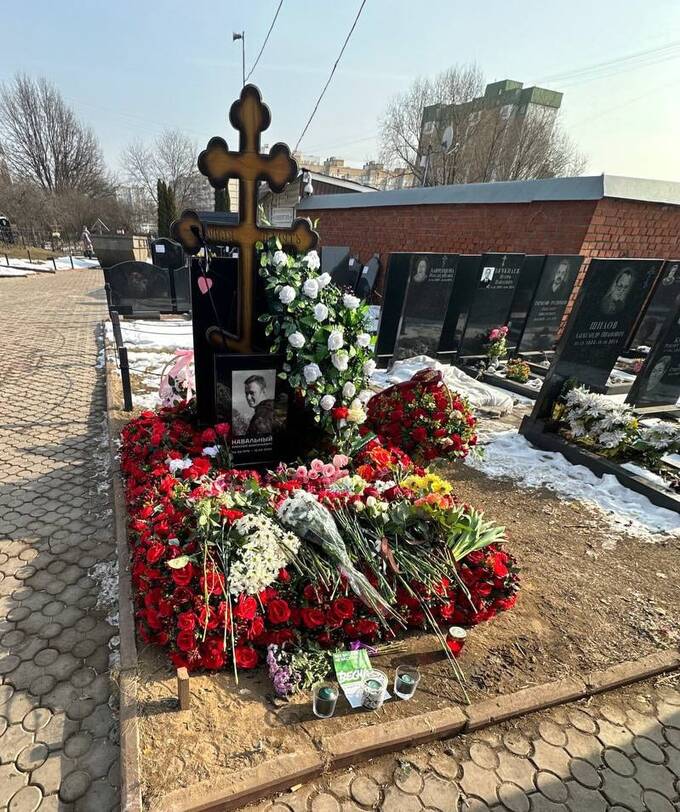Москвичи вновь собираются на Борисовском кладбище в память о Навальном qdhiquuidtridzqkmp