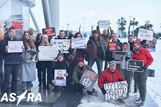 В Батуми прошла акция против Путина с антивоенными лозунгами