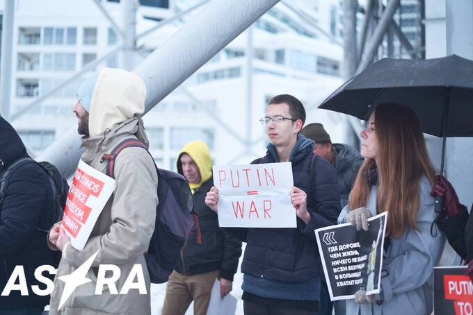 В Батуми прошла акция против Путина с антивоенными лозунгами