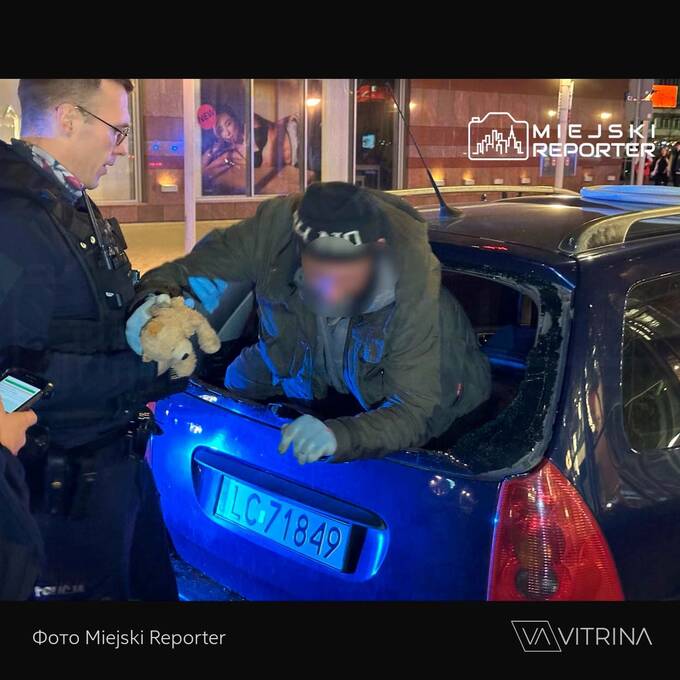 В центре Варшавы мужчина застрял в угнанной машине с игрушечным медведем в руках qztidkiqudiqqzkmp