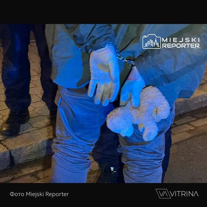 В центре Варшавы мужчина застрял в угнанной машине с игрушечным медведем в руках