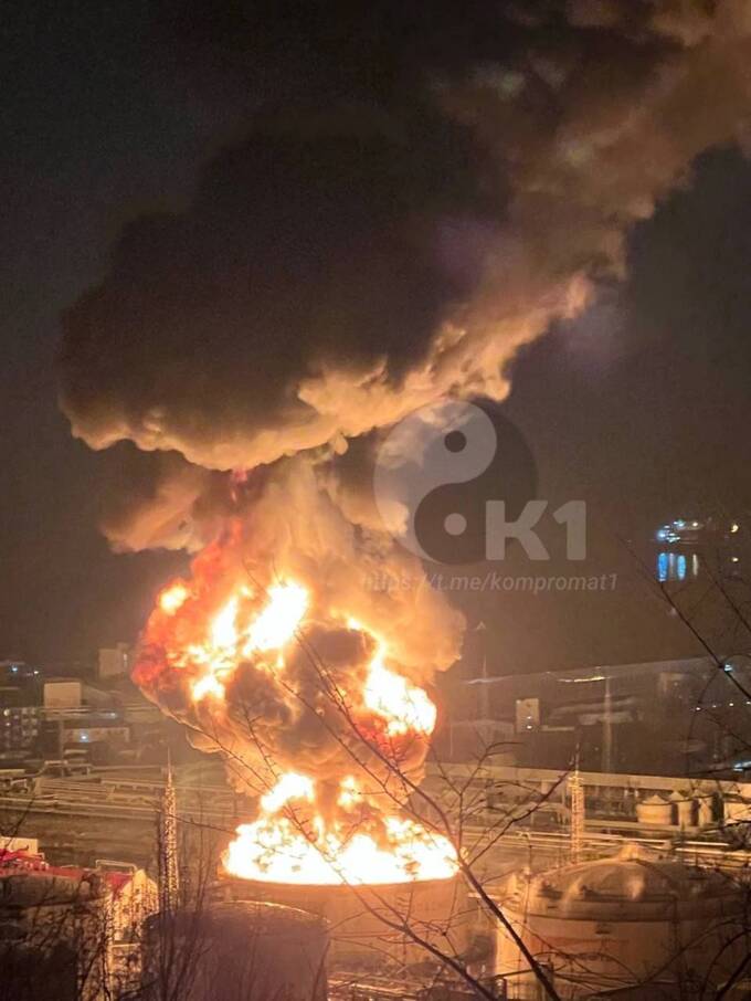 Пожар на нефтебазе в Туапсе после атаки дрона: горит тысяча «квадратов» reiddhiqxxiqrkmp