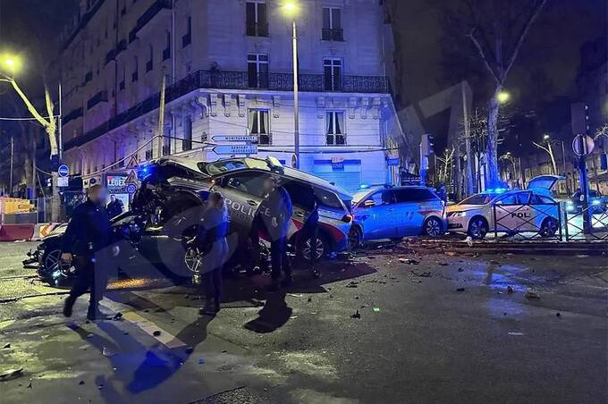 В Париже полицейские устроили массовую аварию во время погони tikkidqzixdkmp